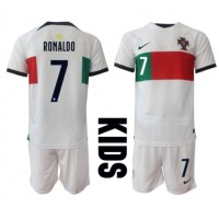 Portugal Cristiano Ronaldo #7 Replika babykläder Bortaställ Barn VM 2022 Kortärmad (+ korta byxor)
